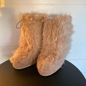 MOON BOOT Icon Yeti Boot Size 6 NWOT